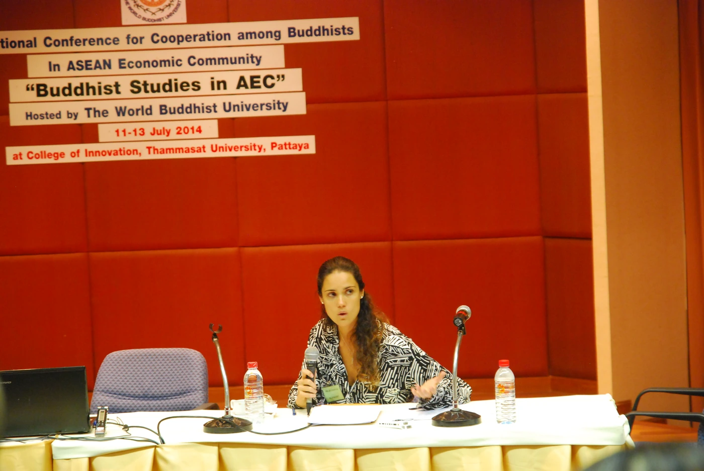 Juliana hablando en una conferencia