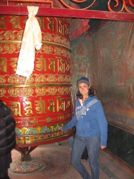 Juliana junto a una rueda de oración en Nepal