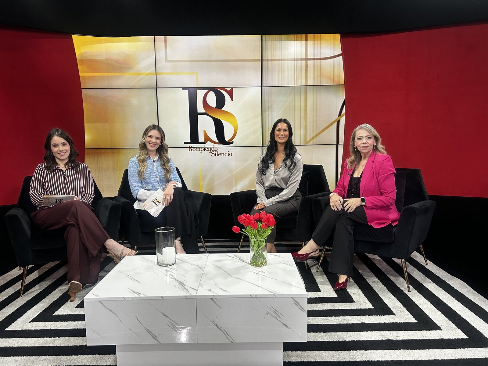 Cuatro participantes sentados en el set de Rompiendo el Silencio
