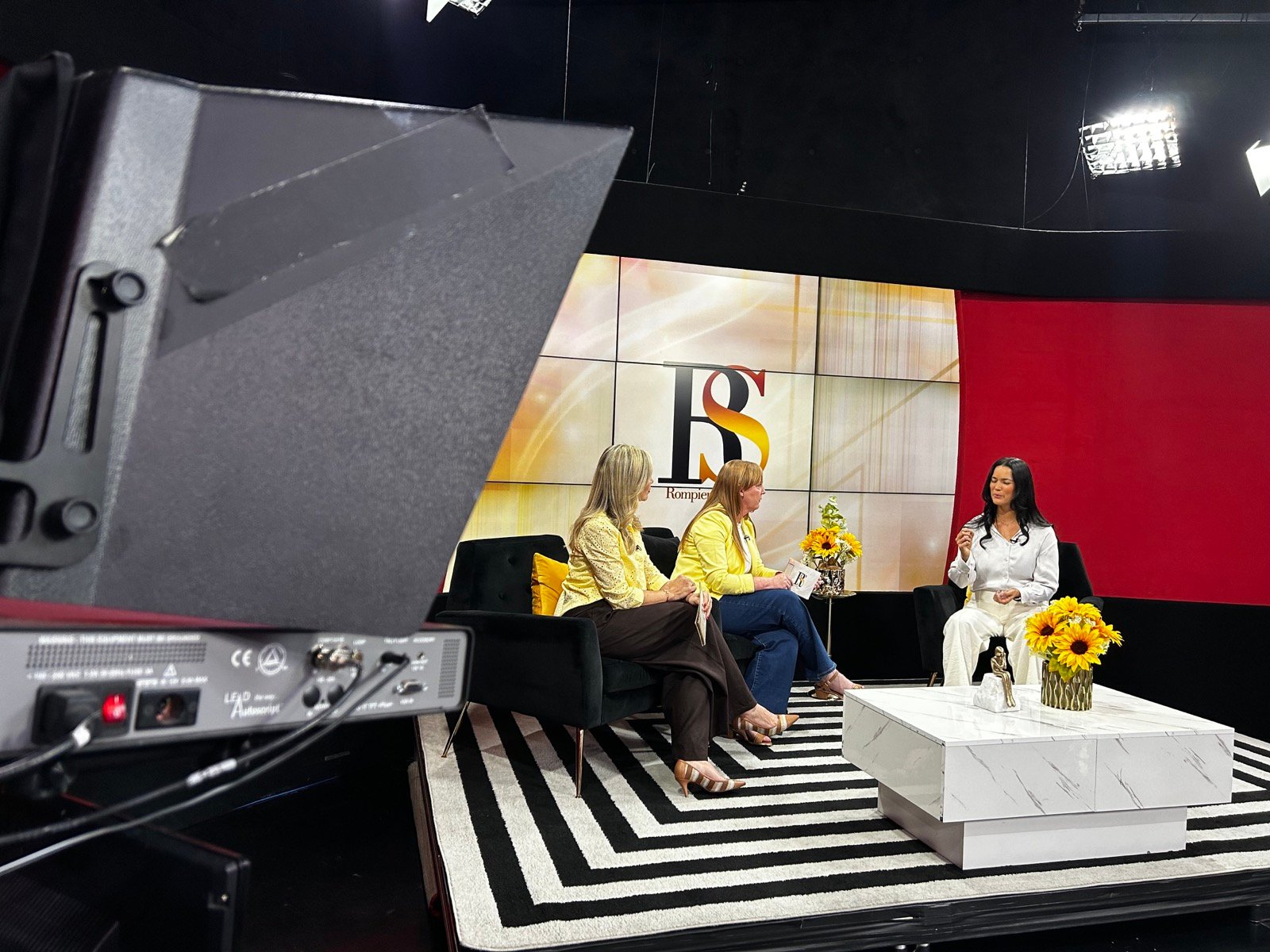 Detrás de cámaras durante la conversación en el set de Rompiendo el Silencio