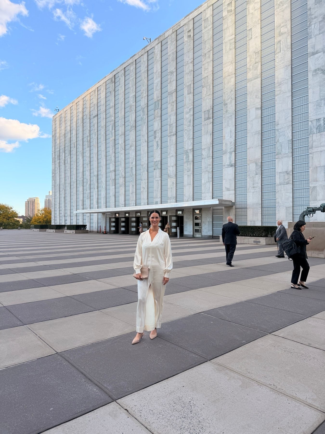 Juliana frente a la sede de las Naciones Unidas en Nueva York